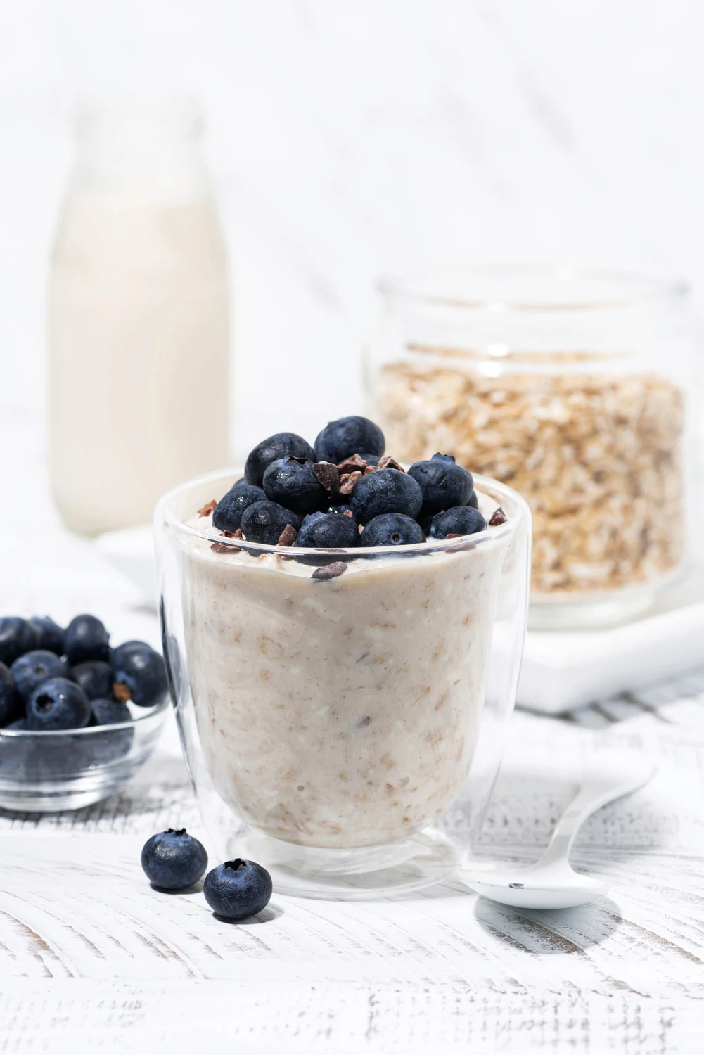 overnight oats ingredients blueberries, milk, rolled oats 