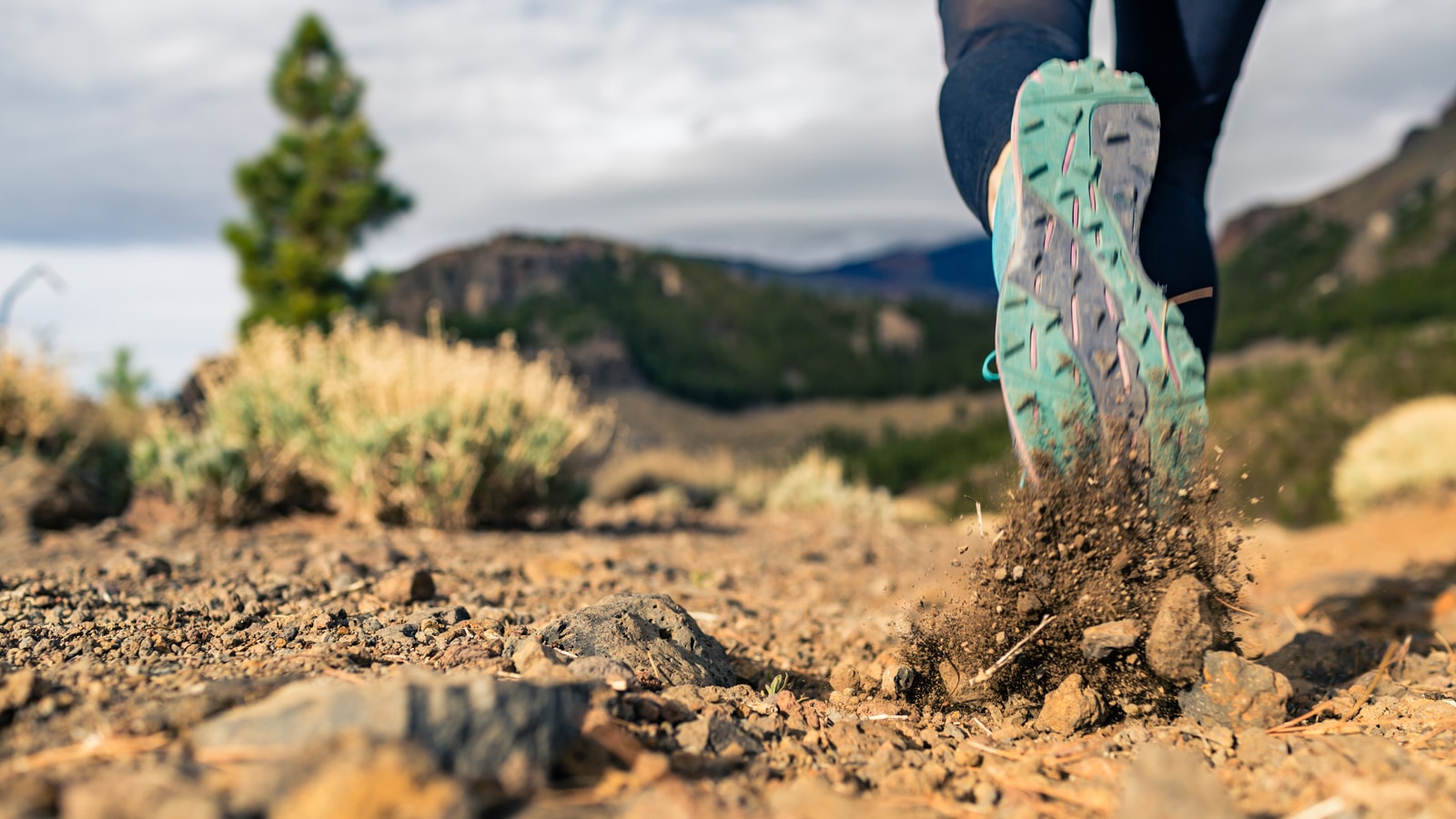 Wide foot trail deals running shoes